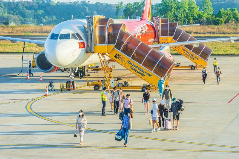 Hình ảnh taxi đậu chờ đón khách tại sân bay Pleiku, phương tiện di chuyển phổ biến cho hành khách sau khi hạ cánh tại sân bay Pleiku.